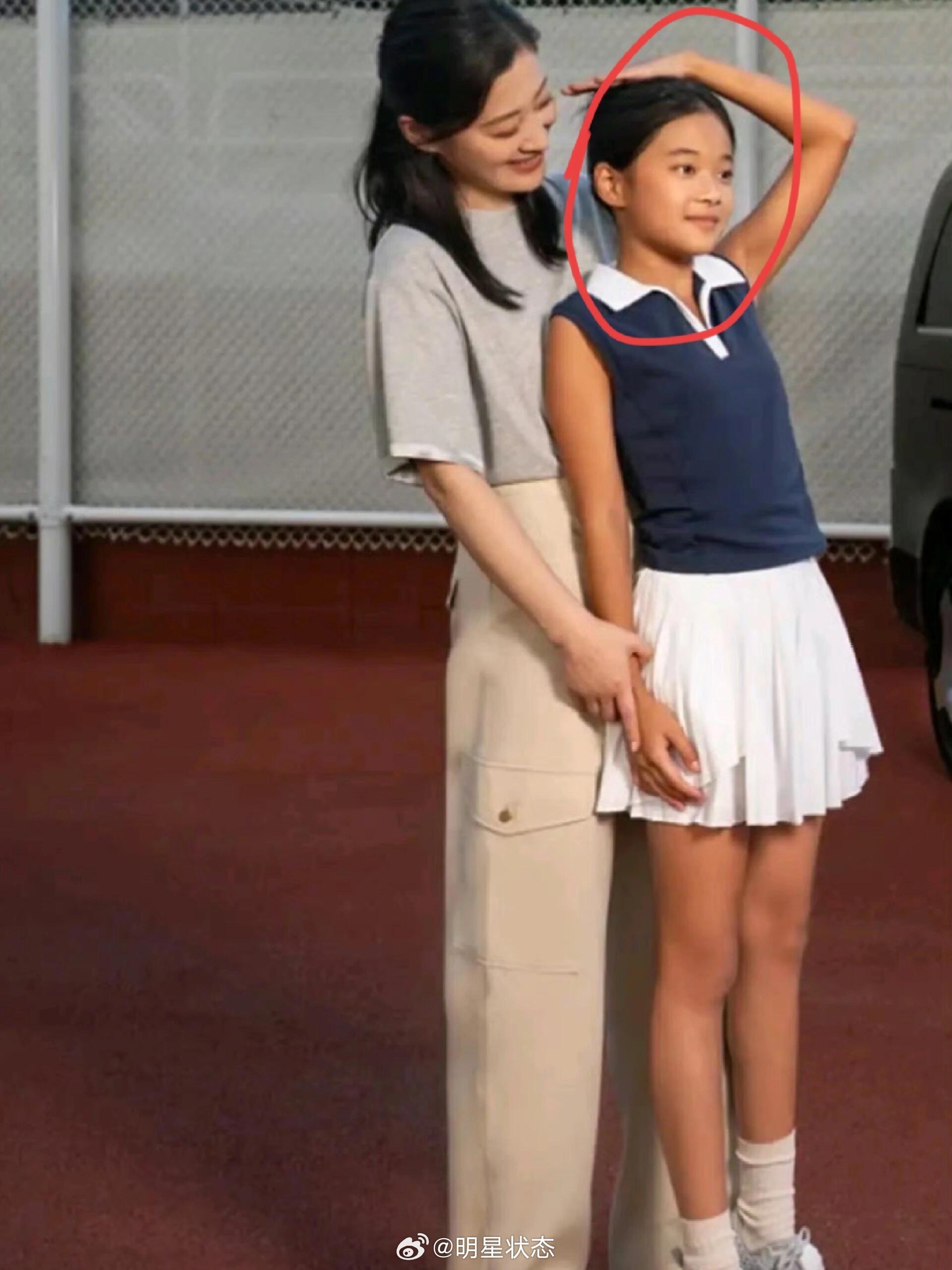 梅婷一家四口看网球，曾剑露大花臂面相好凶，12岁快快成妈妈翻版