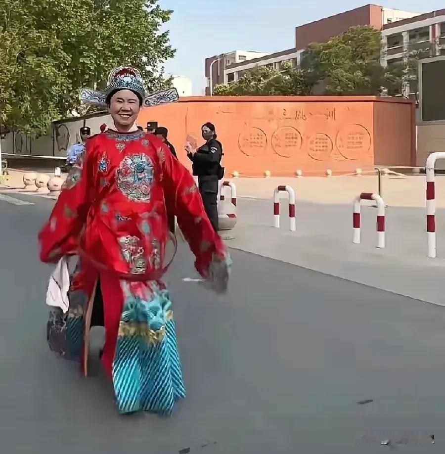 经过我这两天的观察，所有的考生家长，都没有这位妈妈拼，别人穿旗袍，高举向日葵，而