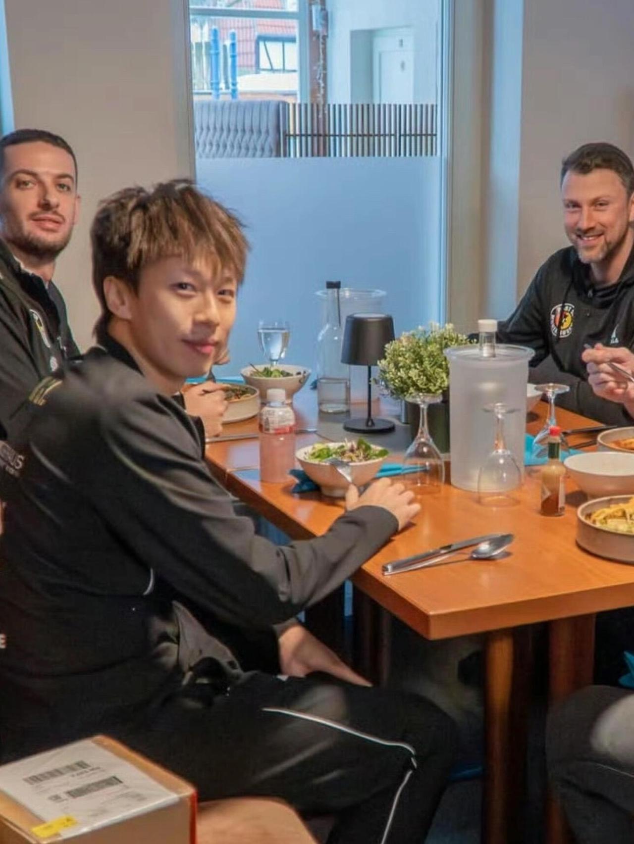 林高远在外面很开心，看到了碗里面的绿色的菜，但是怎么没有盘子，吃那么少，还有力气