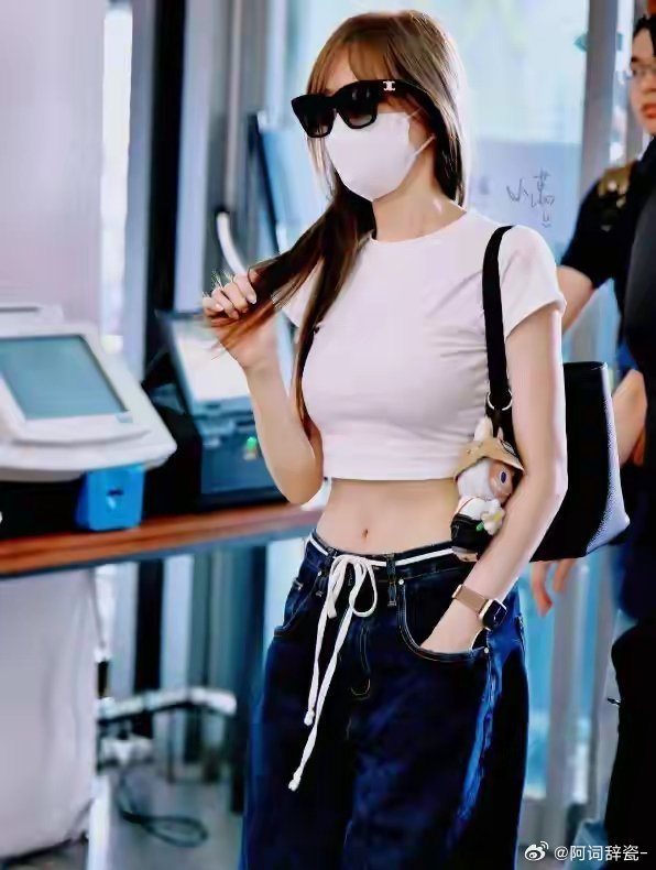 王心凌机场也太美了吧，这谁看了不迷糊呀