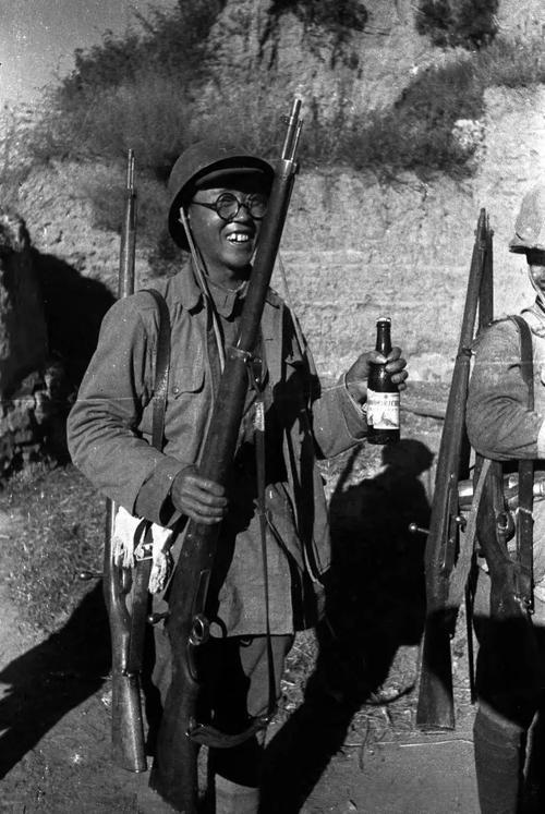 1940年，山西龙珠寺，一名头戴日军钢盔的八路军副团长，在炮弹落下的瞬间，对连长