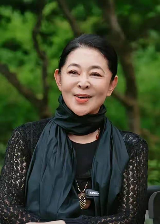 他是倪萍的前夫，72岁离婚后独居拄拐，儿子1米97常回京看他，从离婚起每月工资到