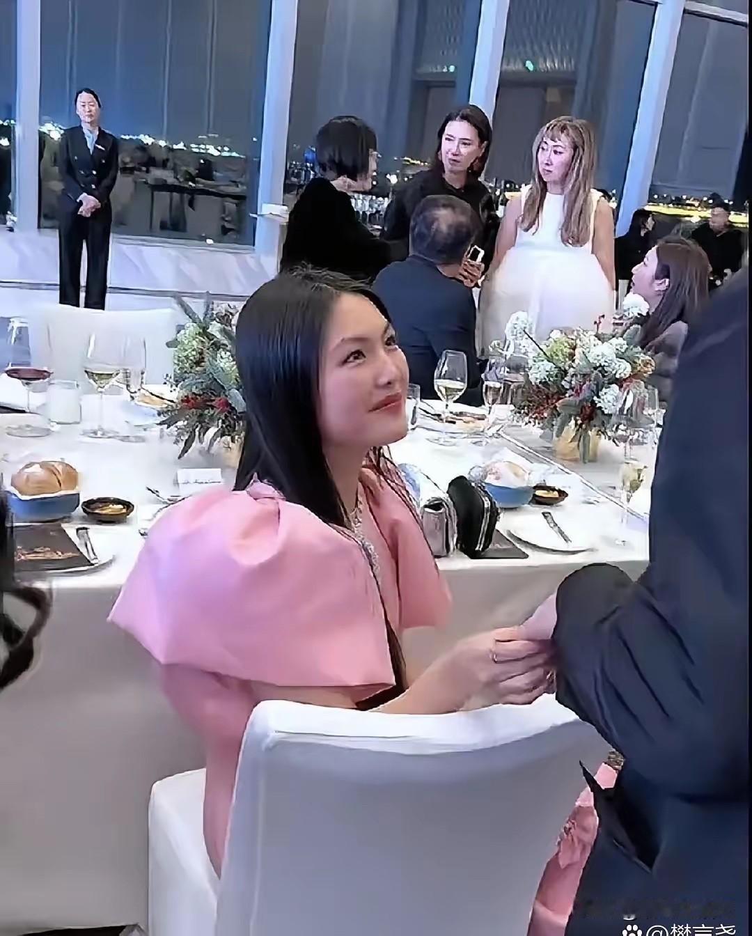 这个女孩长大了，婷婷玉立太美了。