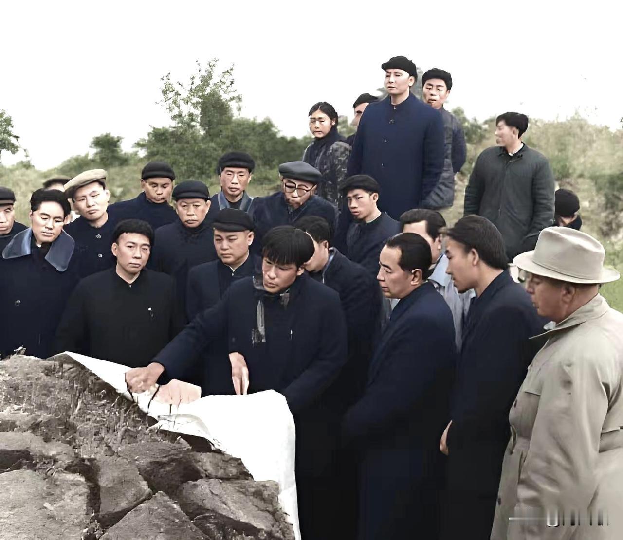 1958年2月26日，周总理到湖北考察长江三峡枢纽工程坝址。周总理身后是湖北省委