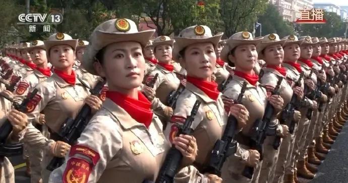 女兵方阵，穿的裤装，太帅了啊！飒！不行了，要给我看哭了，听到国歌会哭，看到女兵