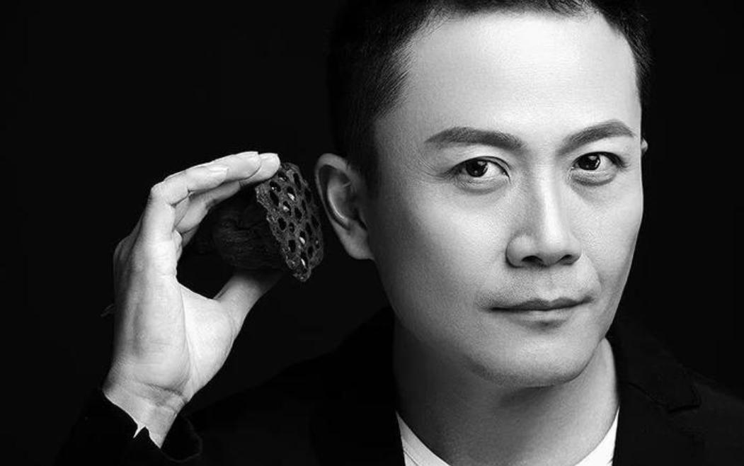 玲花当年差点亲手扔掉了凤凰传奇的封神曲。2006年，一个贵州来的语文老师把de