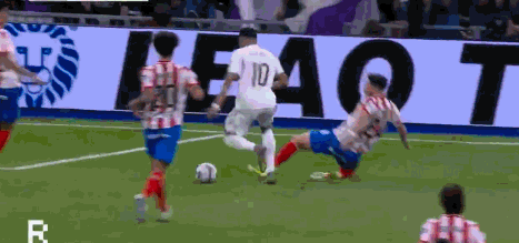 比赛最后时刻，姆巴佩突入禁区，被对手肘击，姆巴佩360度旋转后倒在禁区内，而且血