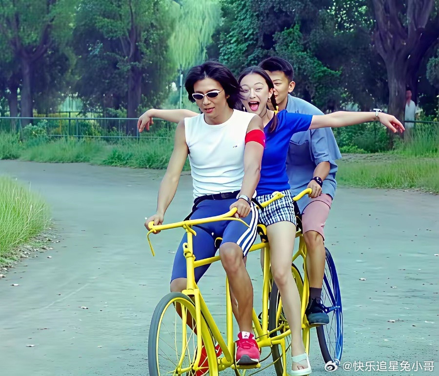 周迅、朴树、夏雨二十多年前在清华操场上的一组老照片。