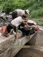 怎么看都不像是摆拍，这拍视频的人也太冷漠了吧？一位母亲骑电动车带着女儿，在经过
