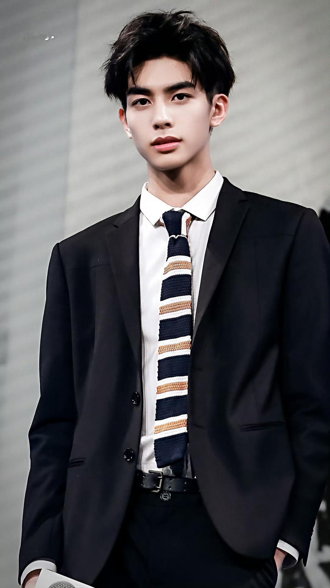 宋威龙全球少女的梦微博之夜【宋威龙】成为满足中韩泰日四国审美的权威神颜时，我