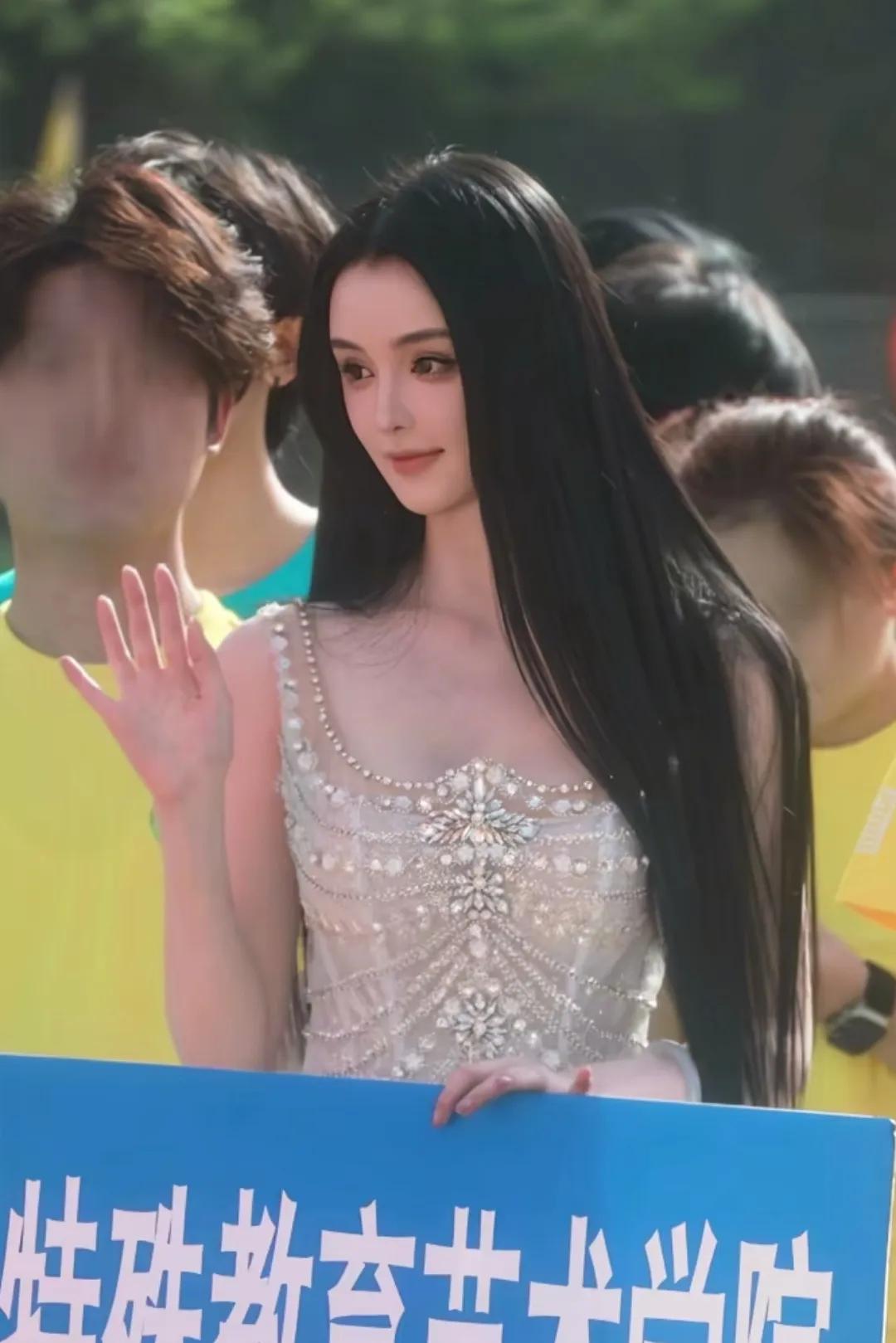 多完美的老婆！很好奇，什么样的男人会被她看上呢？她，长相漂亮，身材完美，像