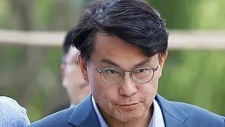 当初，狂言：罢免尹锡悦将让宪院化为灰烬的尹相现议员一脸憔悴的出现在金建希特检门口