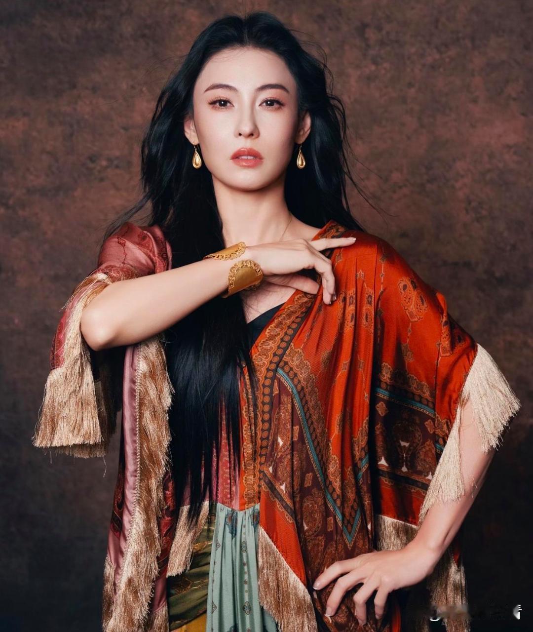 1.张柏芝目前没有签约传统经纪公司，合约挂靠在一家网红公司，双方已经合作数年。