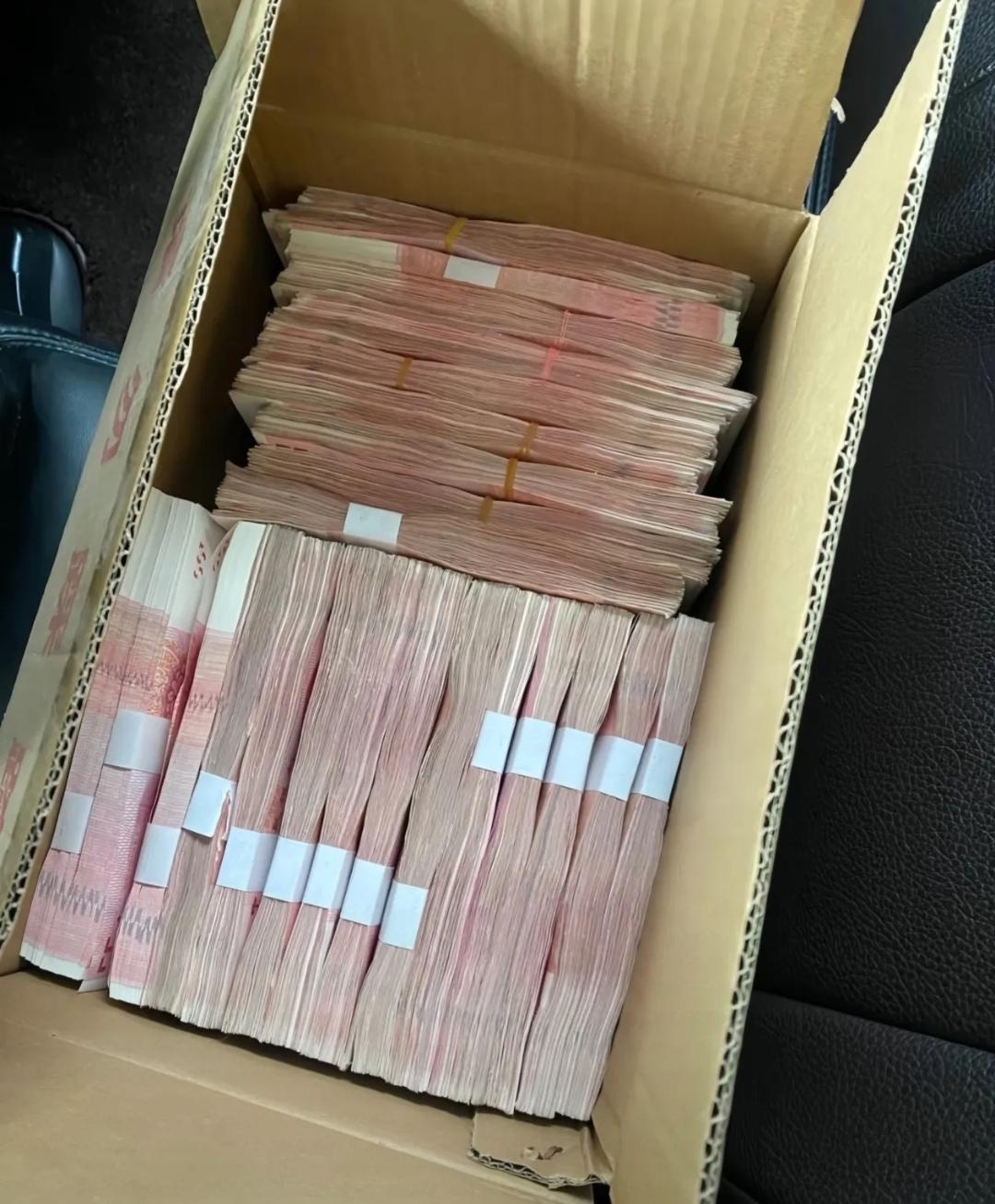 奉劝大家一句，如果你手里还有钱存银行，但凡超过20万的存，一定不要再傻呵呵的