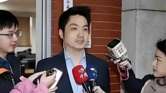 “你连中国人都不认，凭啥张罗把两蒋灵柩迁回大陆？”记者一句话，蒋万安当场愣住。