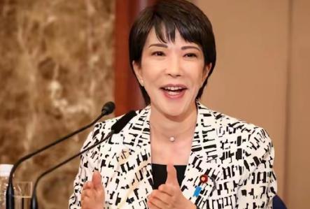 没出息，高市早苗把一手好牌打烂，当初嘴巴硬，如今哽咽自嘲可怜。石破茂潇洒辞职，