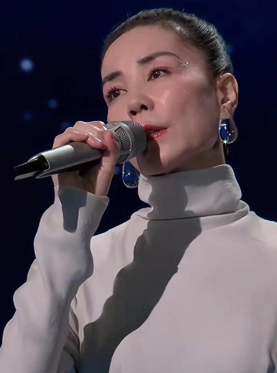 王菲，翻车了！2月16日除夕夜，登上央视春晚的王菲，连夜冲上了热搜，这次不