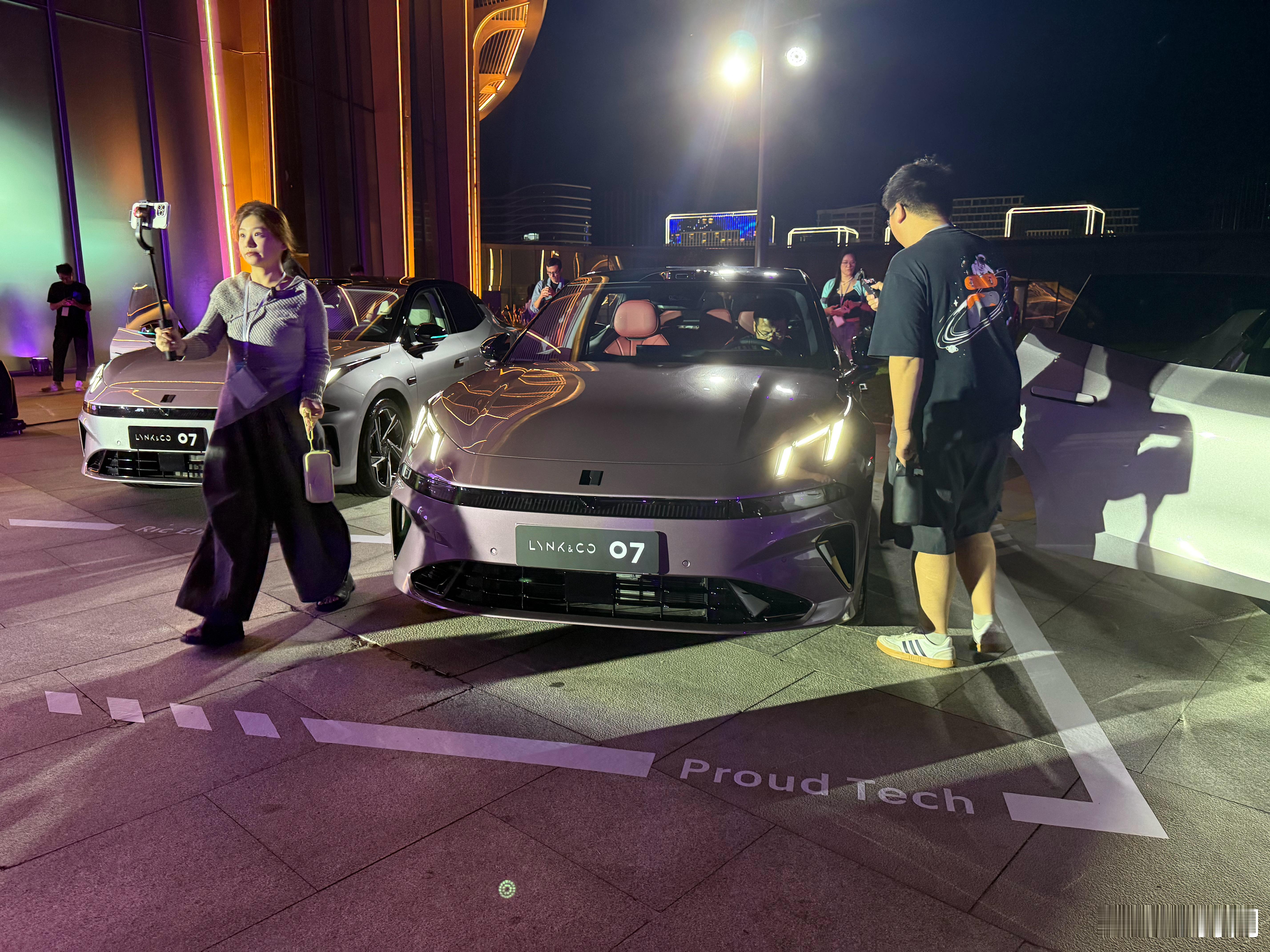 13.98万起，顶配才15.98万，不得不说，领克07EM-P这定价