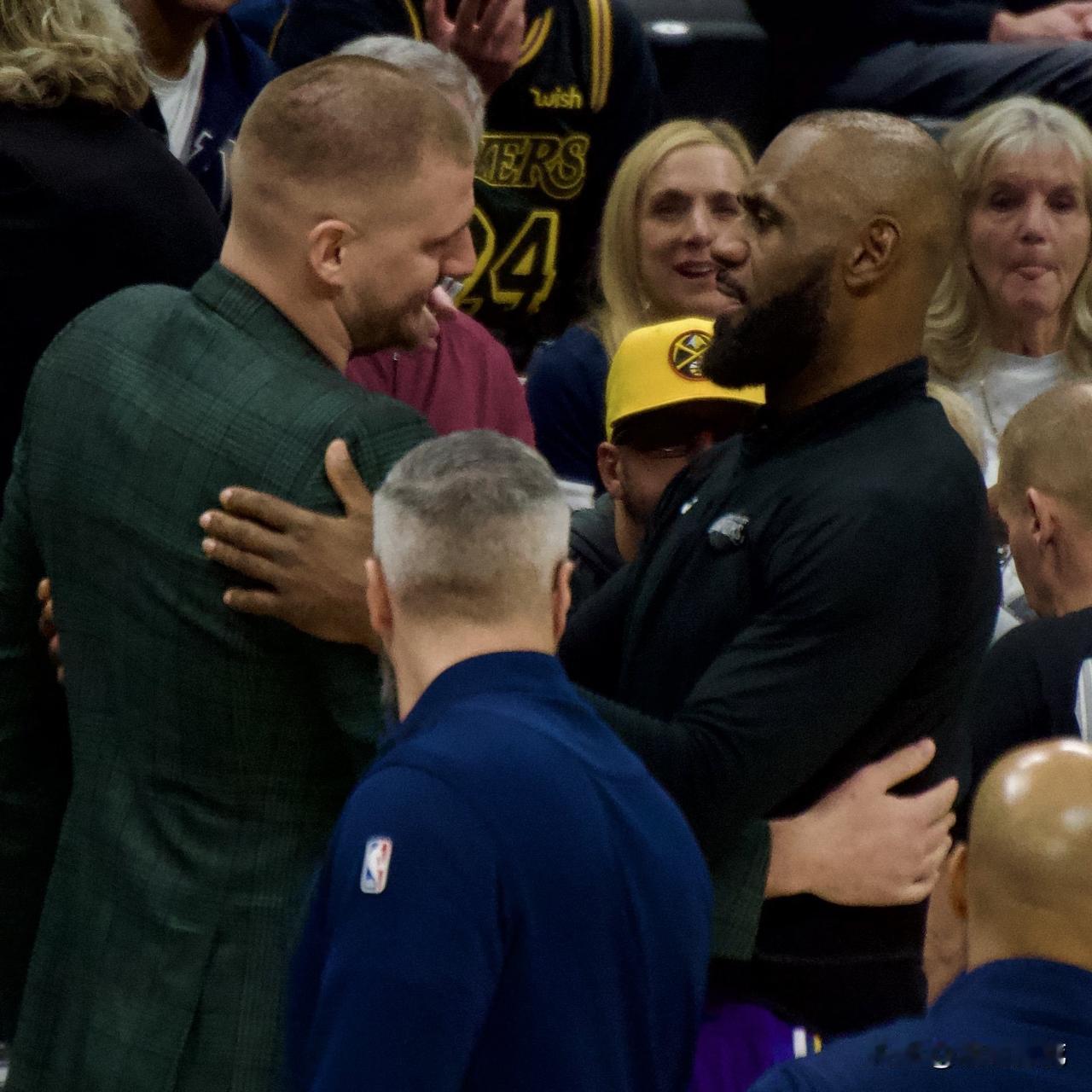 英雄惺惺相惜，詹姆斯主动拥抱约基奇！在昨天湖人队战胜掘金队的比赛中，詹姆斯走