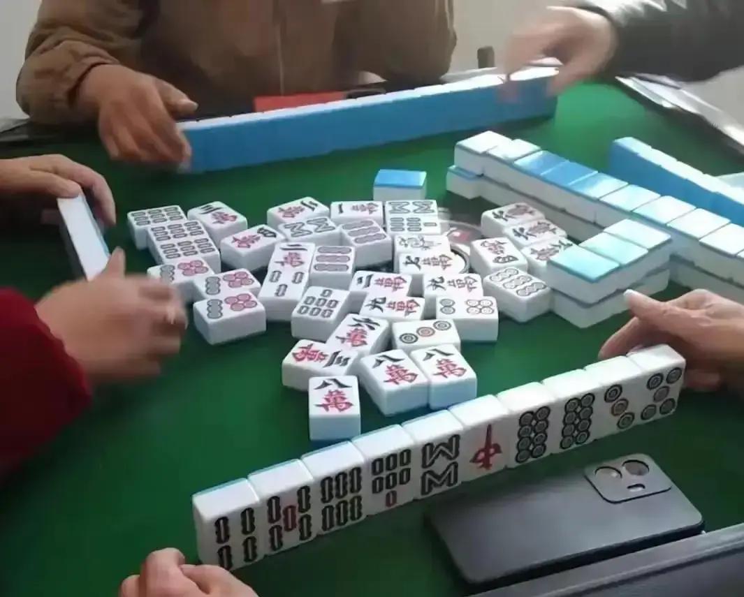 想看清一个人，别听他说什么，拉他上桌搓两圈。那哪里是牌桌，分明是人性的修罗