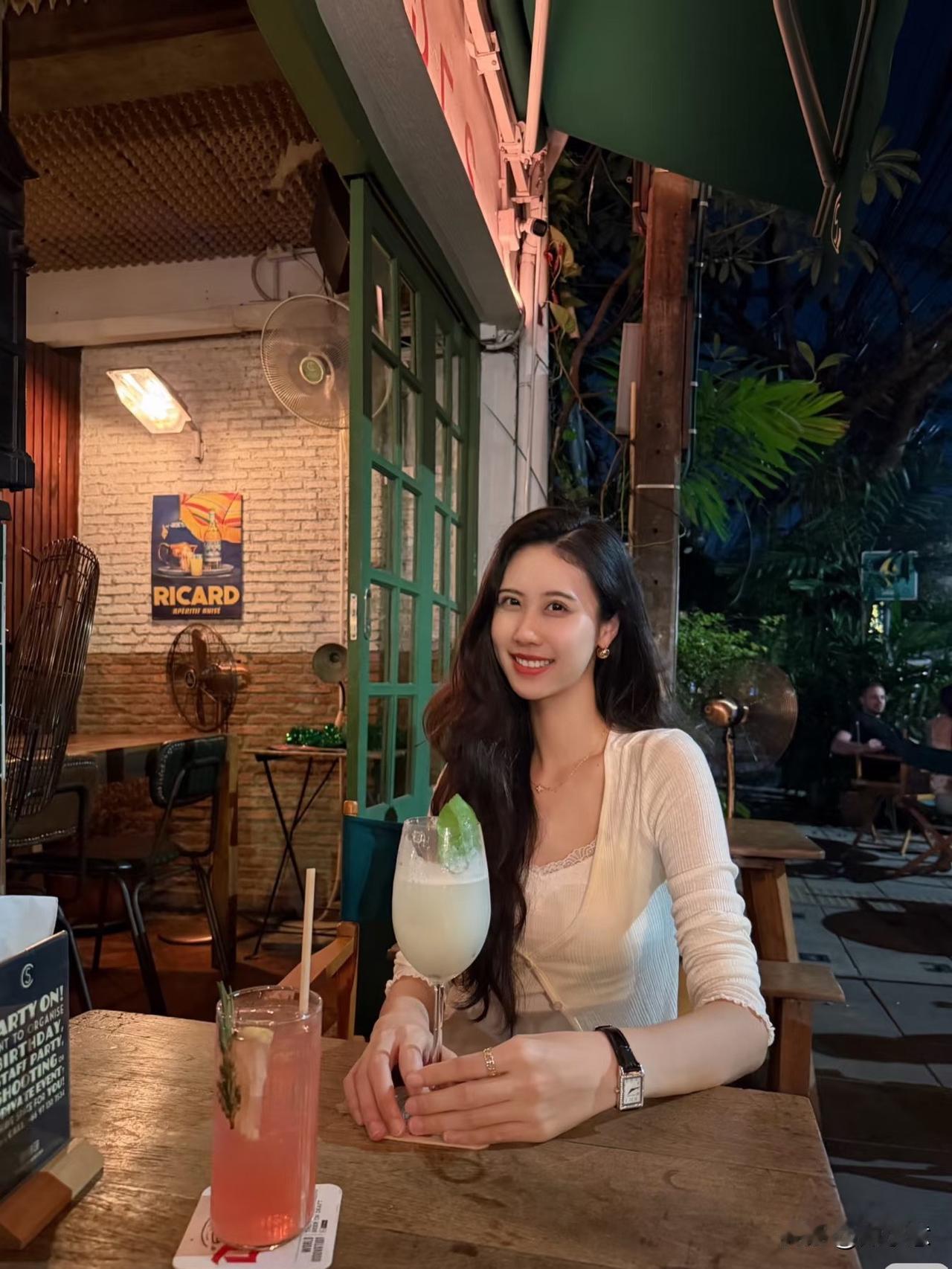 曼谷时间00:00看完烟花秀逛完朱拉隆功夜市摩托飞fafa回到酒店楼下我：