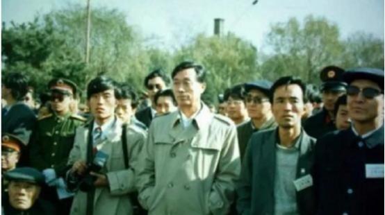 1993年11月24日拂晓，沈阳市长武迪生和助手张力女士，乘坐直升机前往以色列的