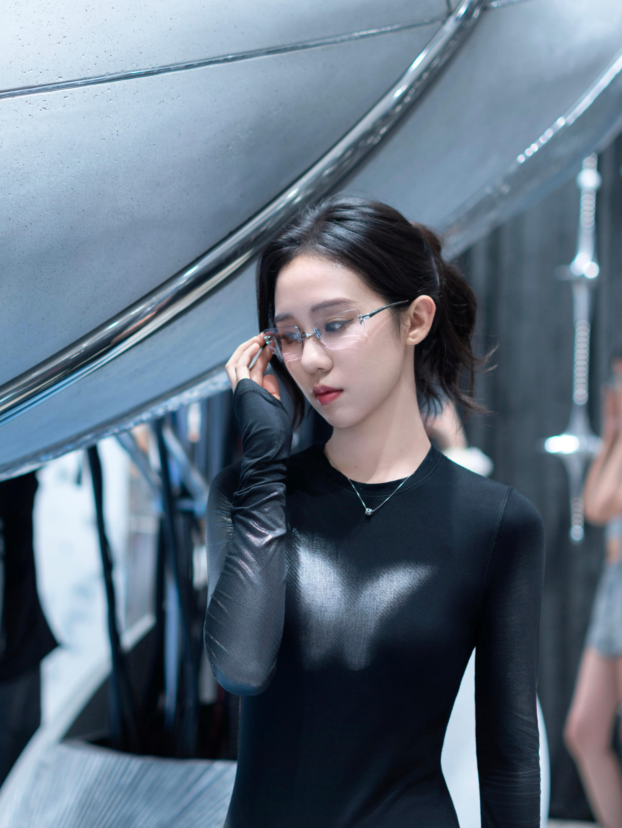 演员栾熙活动穿搭，时空感先锋视觉，眼镜紧身黑衣未来感穿搭美学。​​​