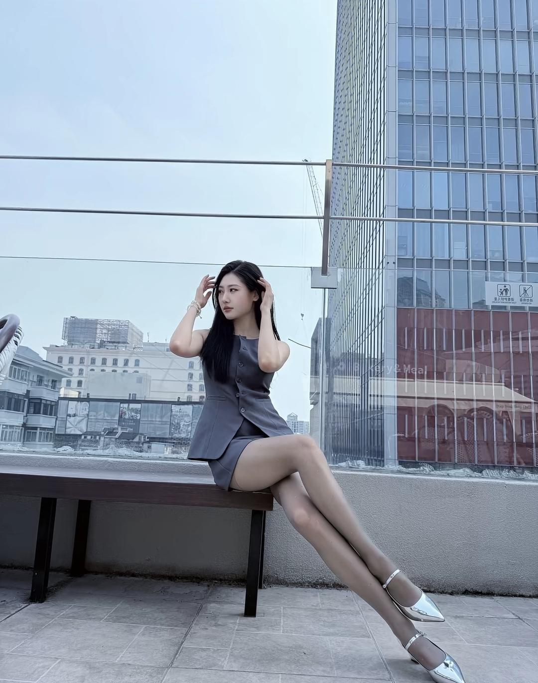 都市女孩的优雅瞬间，时尚与自信并存。