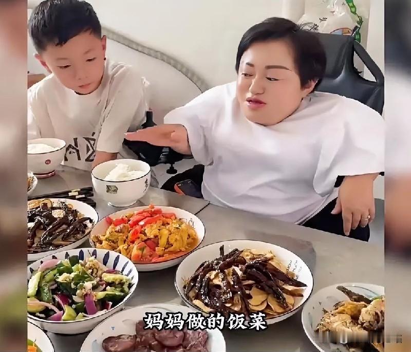 喜梅怀孕回婆婆家这事儿，可太温馨了。大双妈一看喜梅肚子里揣着自家的宝贝，那热