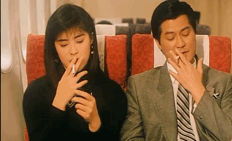 你敢想？！曾经在飞机上乘客是可以抽烟的！！！甚至飞机上还会为乘客准备三只装的中华