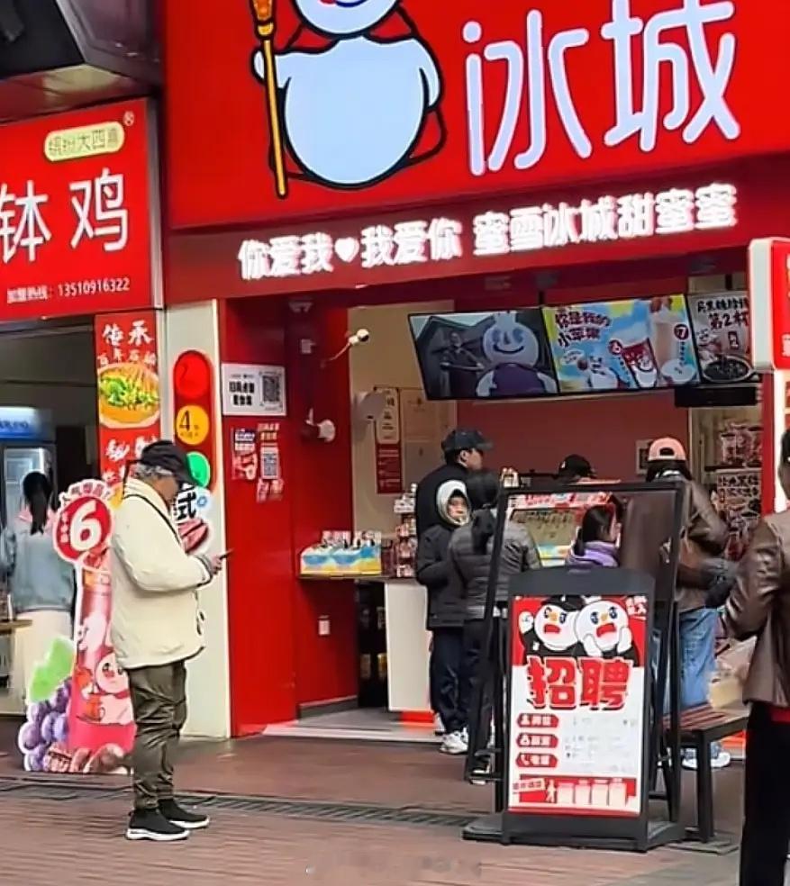 郭晶晶霍启刚带仨娃逛街，79岁霍震霆同行喝平价蜜雪奶茶好接地气！