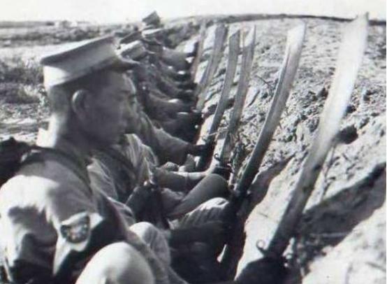 1933年，日军逼近保定，38岁旅长赵登禹下令打开军械库取出82挺重机枪，有人拦