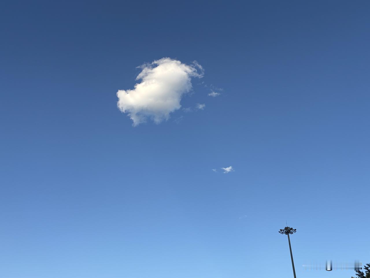 只相信人性1、不要相信任何人，要相信人性。盼你变好的是父母；怕你太好的是亲戚；