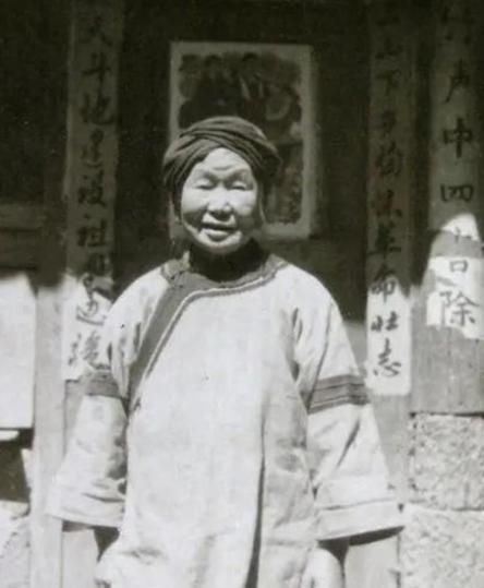 1943年几个日伪军怀疑一女乞丐是地下党，就要检查她，突然女乞丐从包裹里拿出一物