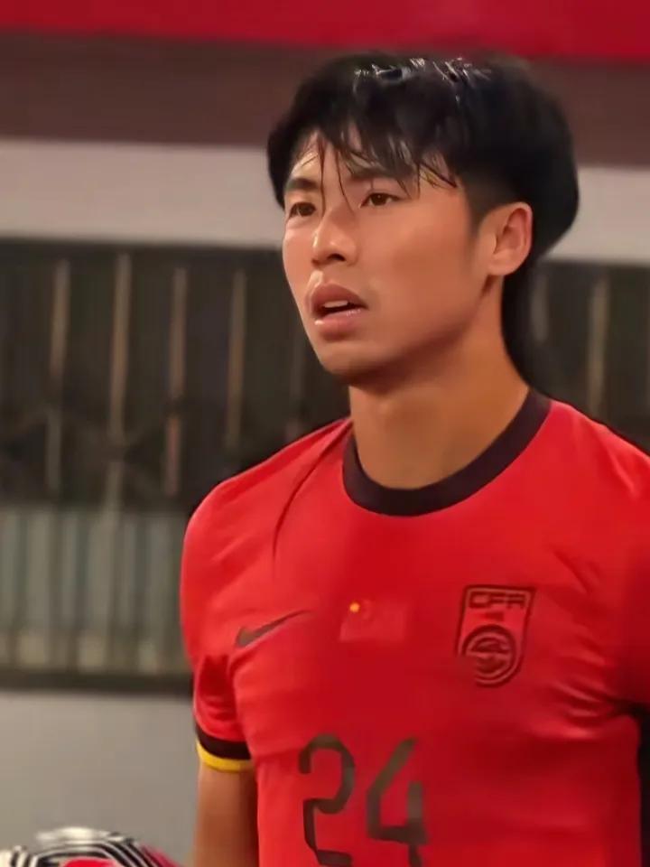 汪士钦这小伙子不容易，把质疑都练进每一脚传中他刚从替补席站起，系紧鞋带踏上草