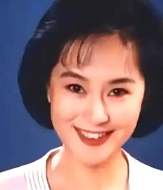 1999年，央视名嘴鞠萍的那场离婚，是以一道极其绝情的单选题开场的。前夫蒋启星坐在沙发上，指着正收拾