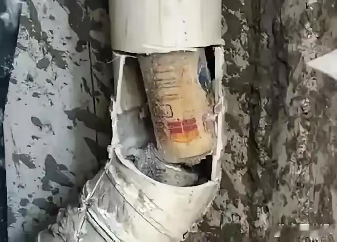 我们旁边单元的一家住户，从住进来就开始卫生间下水堵，已经不记得多少次了。有的时