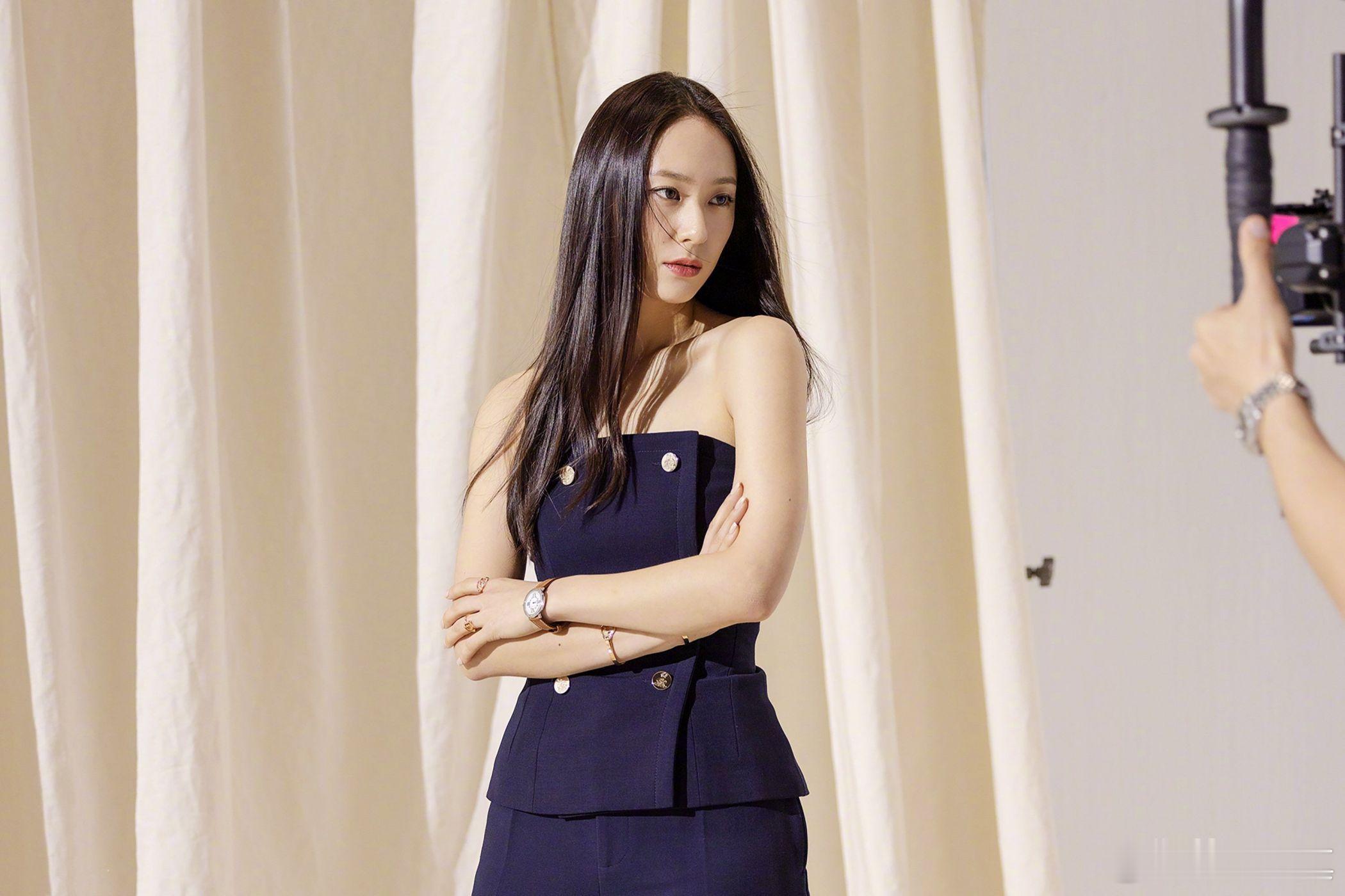 郑秀晶Krystal拉夫劳伦拍摄花絮图郑秀晶拍继承者们被摔的包是姐姐的