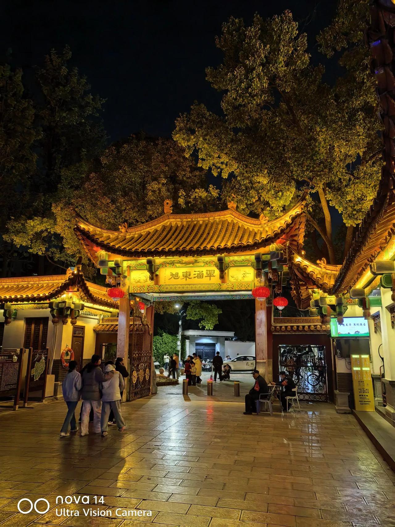 昆明翠湖还是一如既往的美，不管春夏秋冬，都呈现出处处是景的漂亮。好多游人在这些