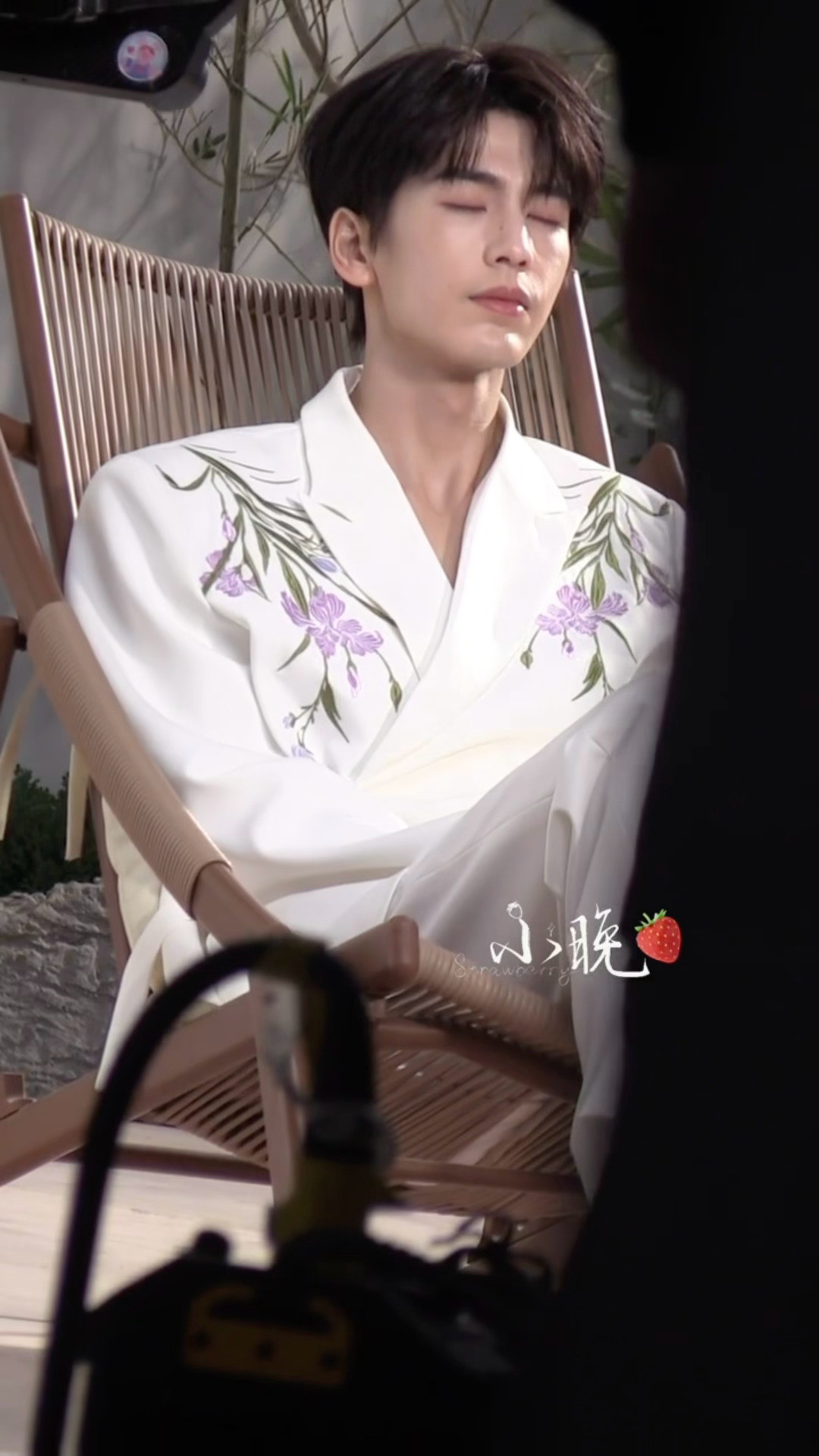 小说里和二叔争家业的江南贵公子张凌赫江南贵公子张凌赫新中式鸢尾刺绣白西装