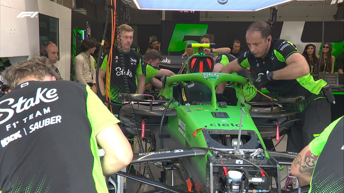 Stake F1车队: 机械师全力抢修博尔托莱托赛车