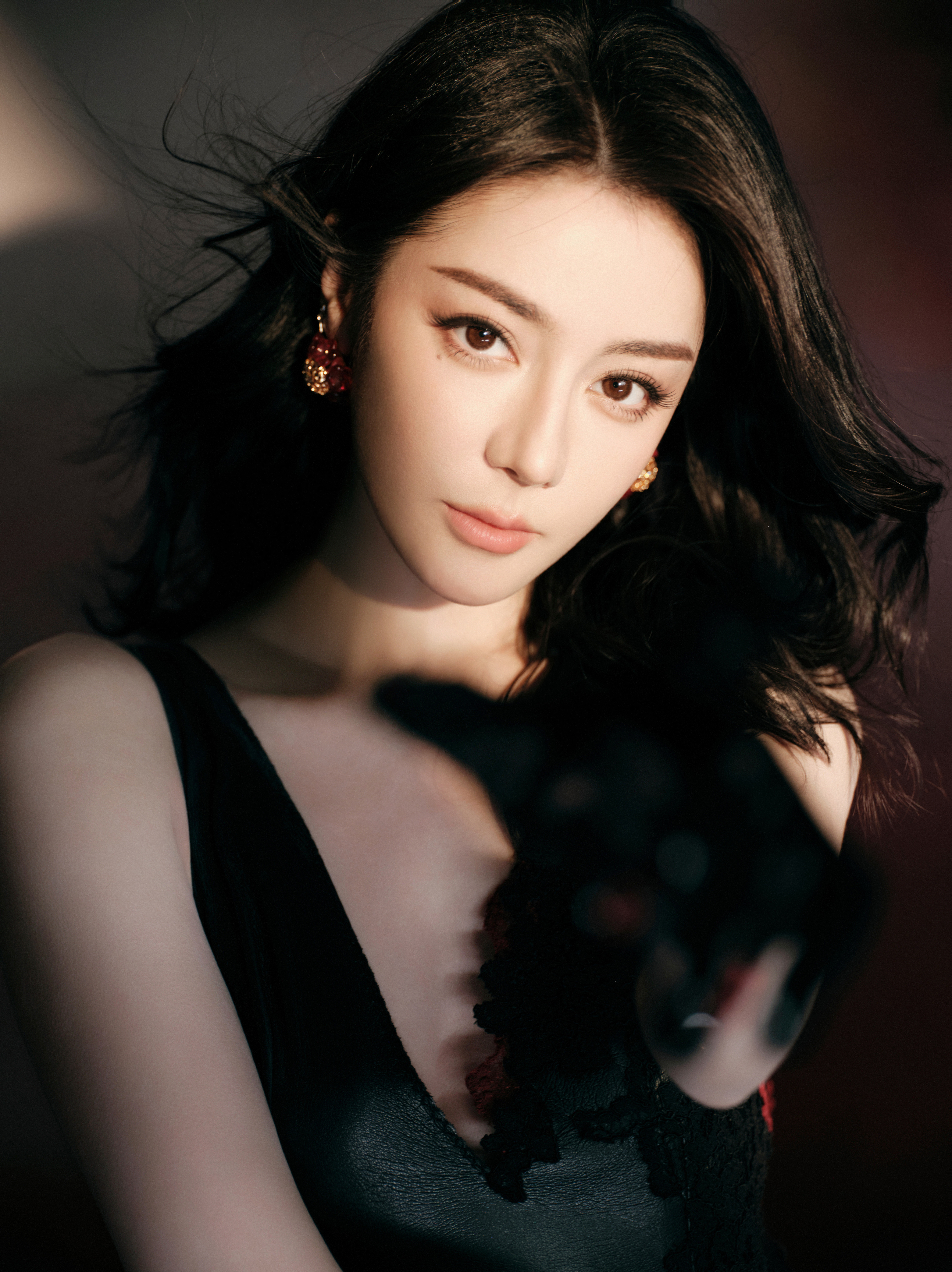 迪丽热巴今日出席《白日提灯》剧宣活动造型图集，身着一袭Moliiin红黑撞色裙装