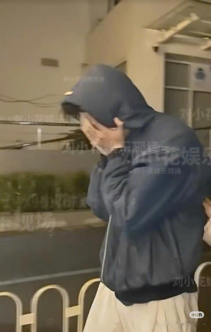 狗仔对荣梓杉贴脸开大有点古早娱记内味，太搞笑了！以后娱记拍塌房都这样来好吗？[允