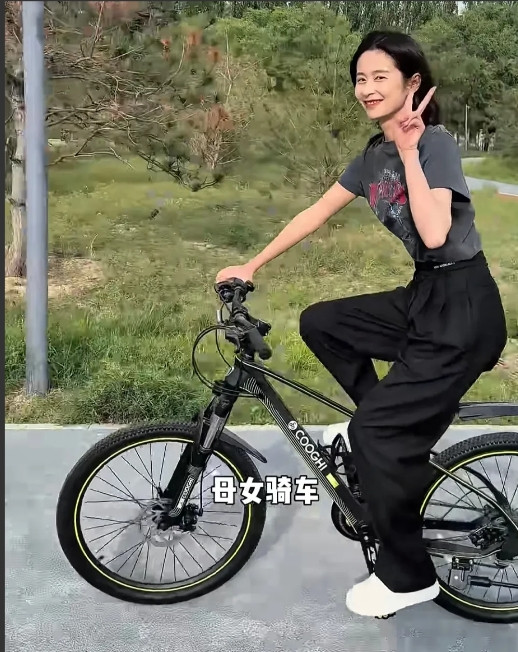 颖儿和老公一起陪女儿骑自行车，付辛博一路小跑为孩子扶着车子，老父亲太宠女儿了。