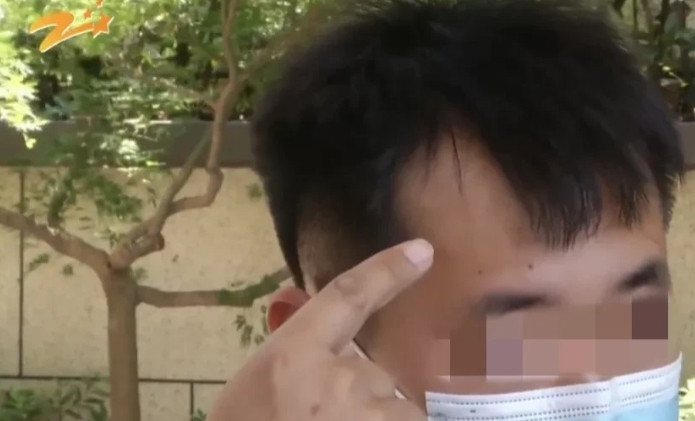 浙江杭州，男子去理发，说修一下，别剪短，可理发师没剪好，男子跟他吵了起来，又换店