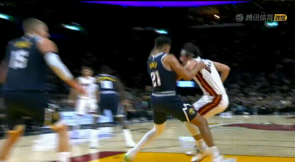 膝盖反关节？约老师被队友踩伤恐要大休！从图1看是琼斯防守后退时踩到了他，导致其