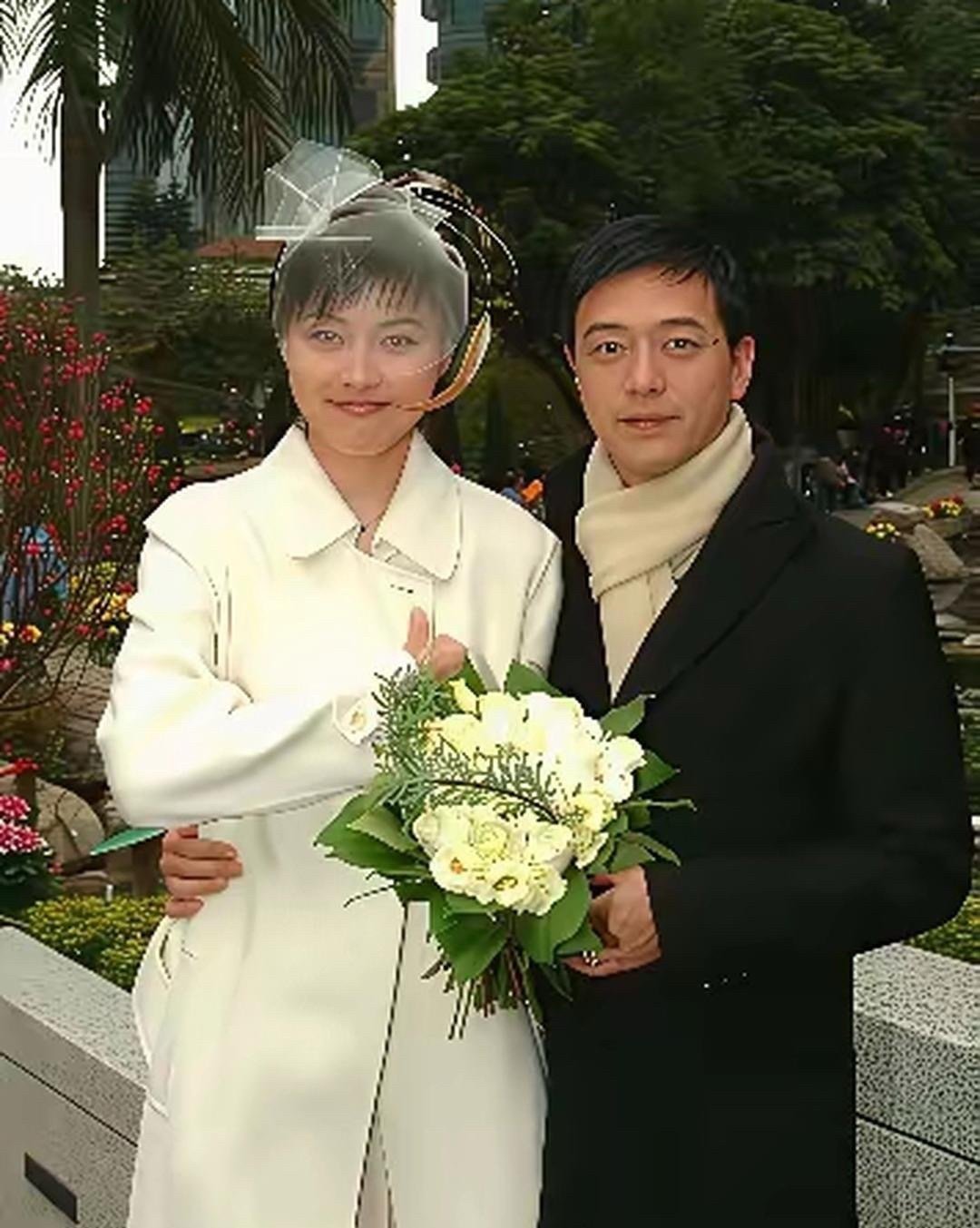 张延结婚时候的婚纱，头纱都不好看，不仅仅是简单的问题，而是不好看，感觉很不用心，很潦草，得过且过的打