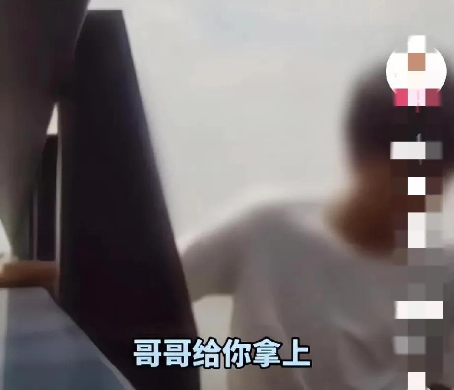 19岁男孩送外卖途中发生碰撞，向家人求助却遭到骂“去死吧，不管你的事”，这让他心