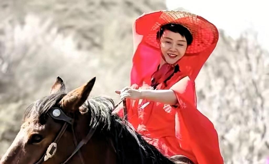 贺娇龙她最挂在心上的人不是她的母亲，也不是她的爱人，而是那群边疆的牧民老乡