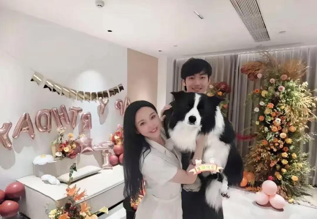 金莎和孙丞潇的婚房好接地气呀！24岁的孙丞潇在冰岛钻石沙滩向43岁的金莎求婚成